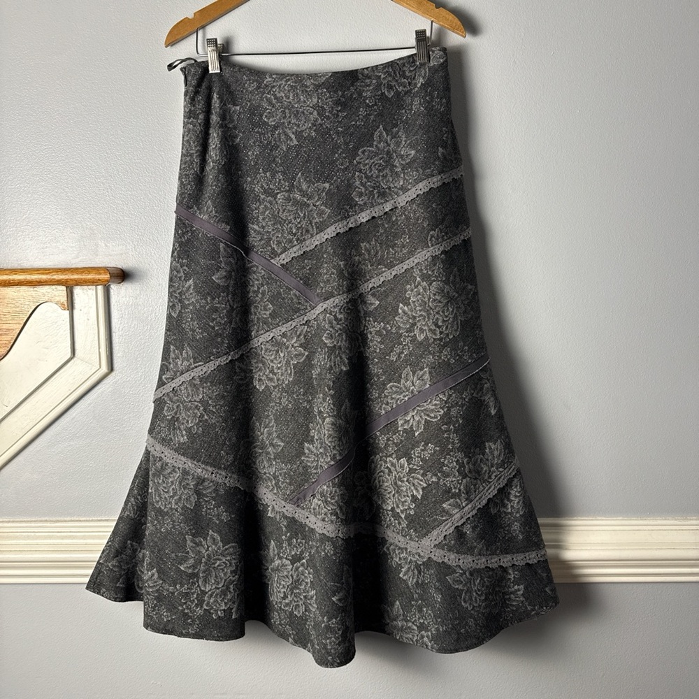 Vintage Gray Floral A-Line Midi Skirt with Lace Band Detailing